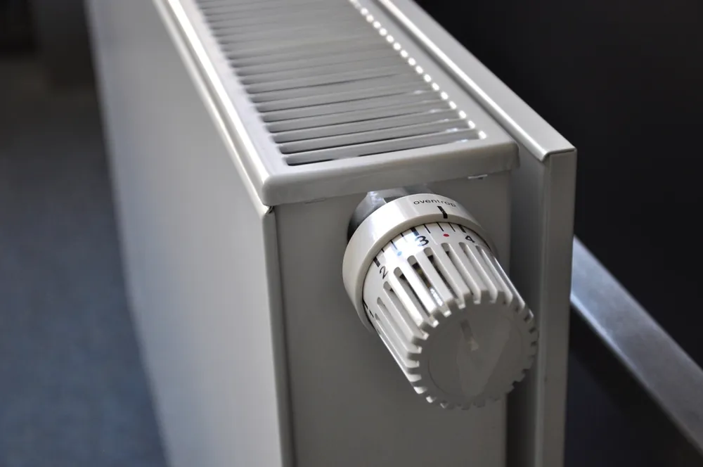 Panel radiator with a white thermostatic valve